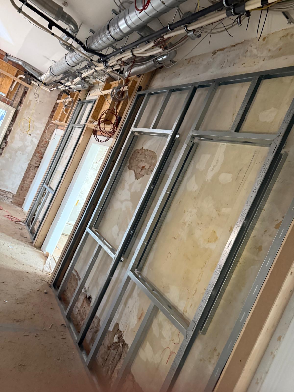 Abgehängte Trockenbaudecke mit Designelement