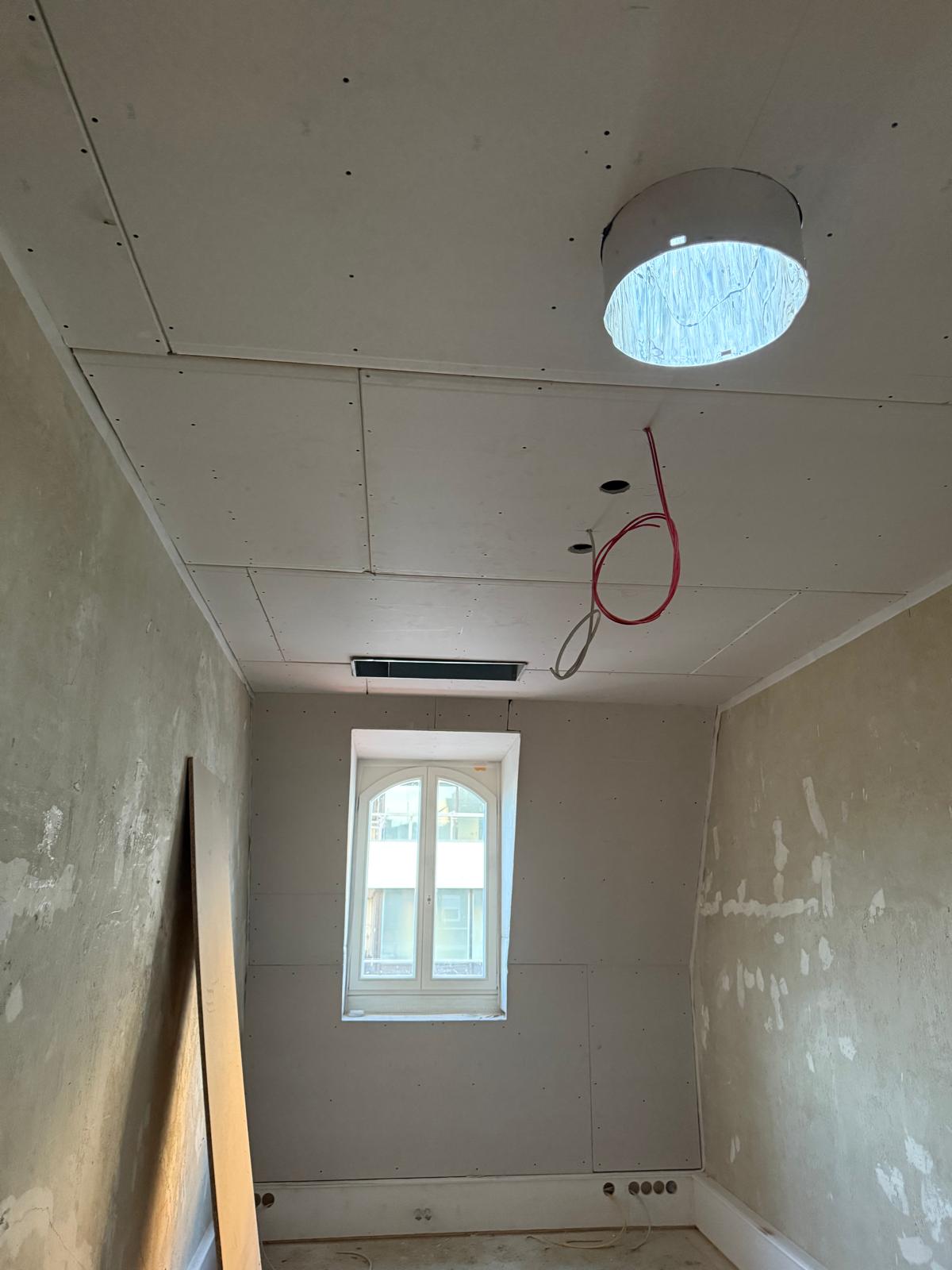 Trockenbaudecke und Wandverkleidung im Rohbau
